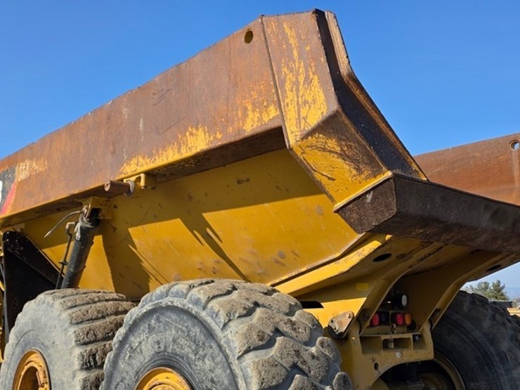 2014-caterpillar-740b-image-29