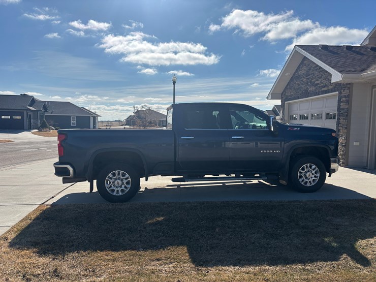 2023-chevrolet-z71-pickup-image-4