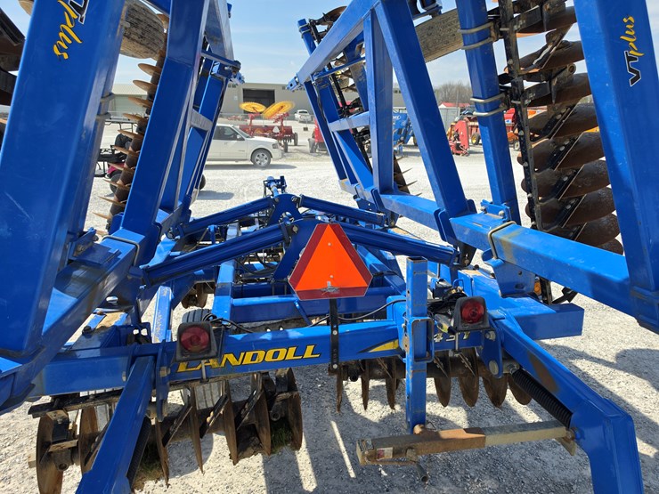 2010-landoll-7431-29-image-12