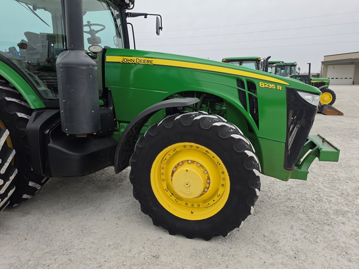 2011-john-deere-8235r-image-19