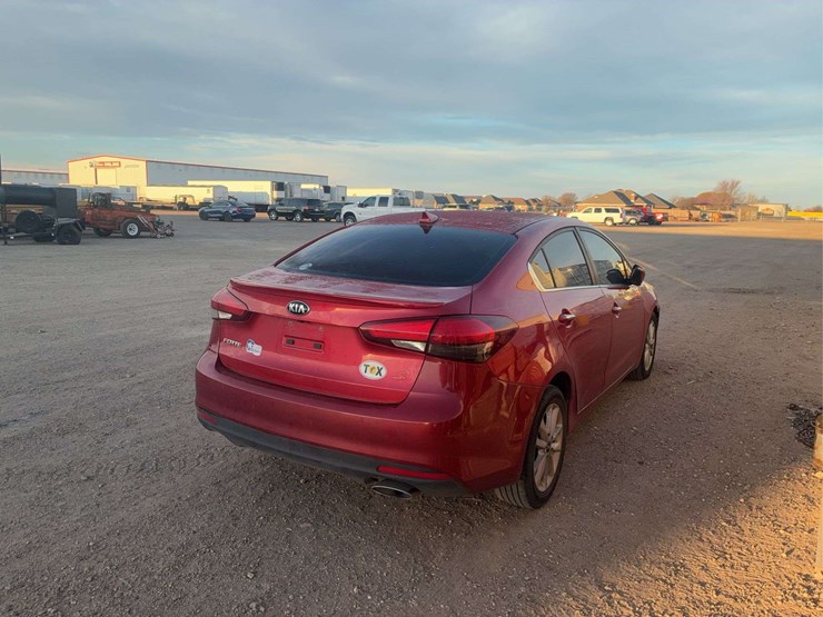 2017-kia-forte-lx-/-s-sedan-4d-image-3