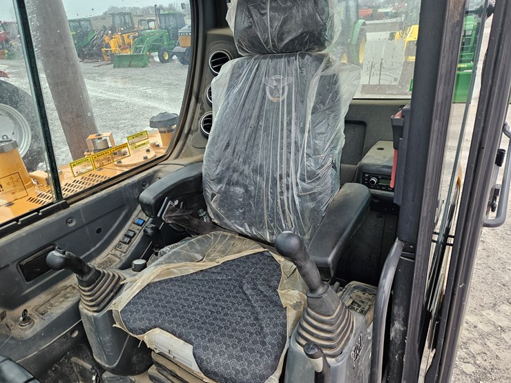 2022-case-cx57c-image-10