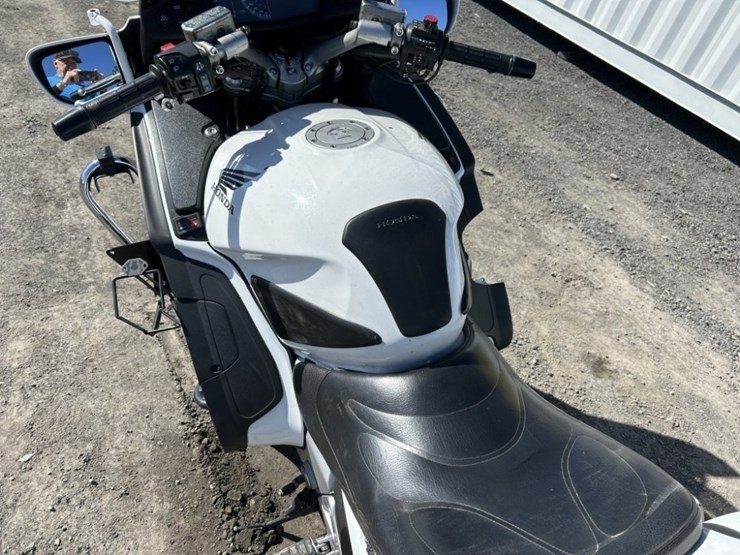 2009-honda-st1300-motorcycle-image-16