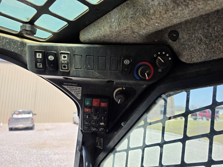 2015-deere-323e-image-11