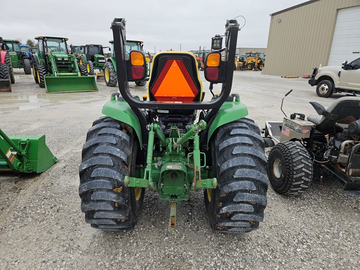 2017-john-deere-3033r-image-11