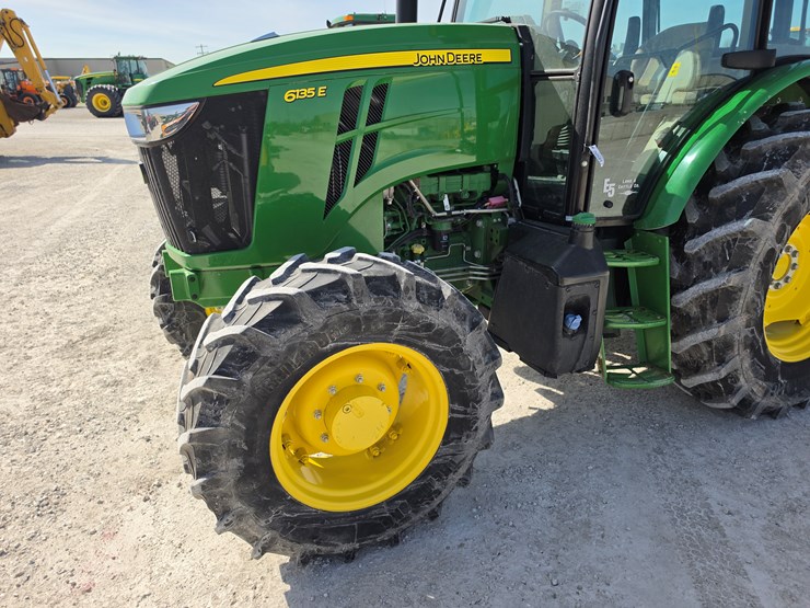 2022-john-deere-6135e-image-19