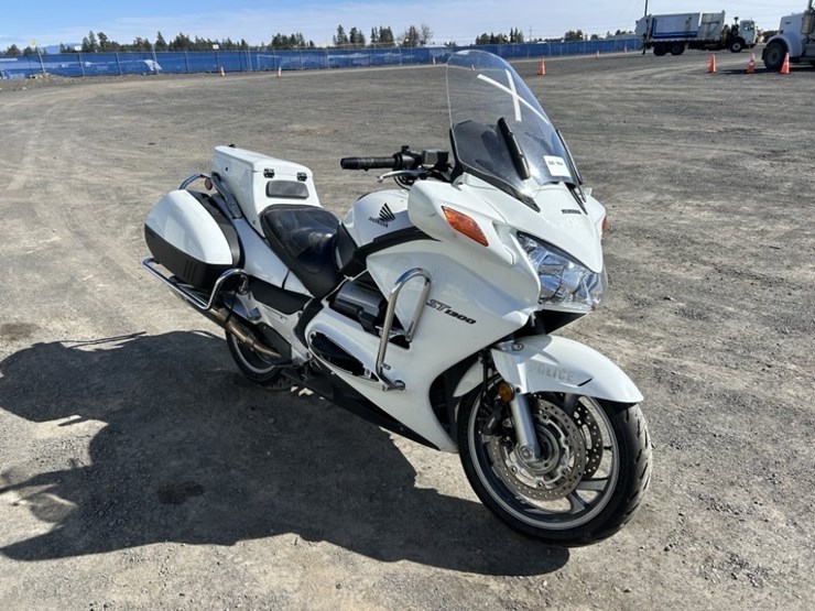 2009-honda-st1300-motorcycle-image-7