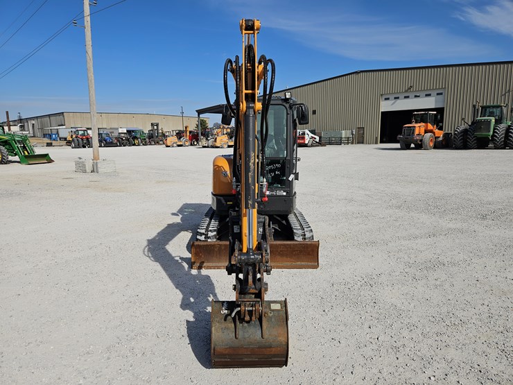 2019-case-cx37c-image-2