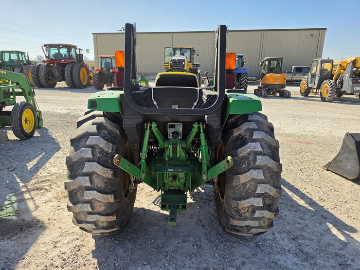 2018-john-deere-4052m-image-16