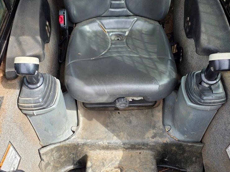 2010-new-holland-c185-image-46