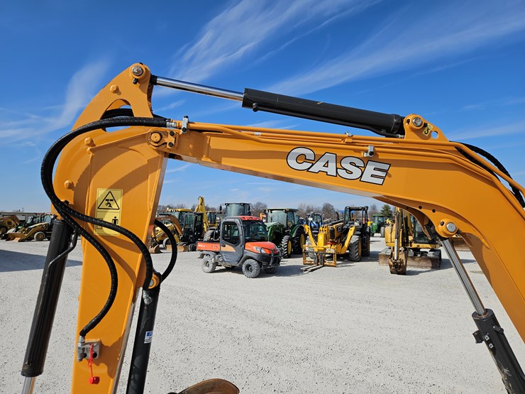 2019-case-cx37c-image-5