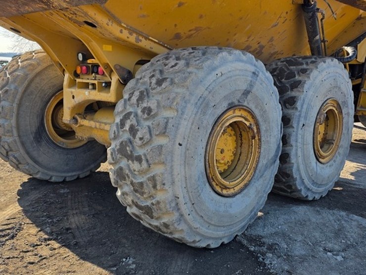 2014-caterpillar-740b-image-33