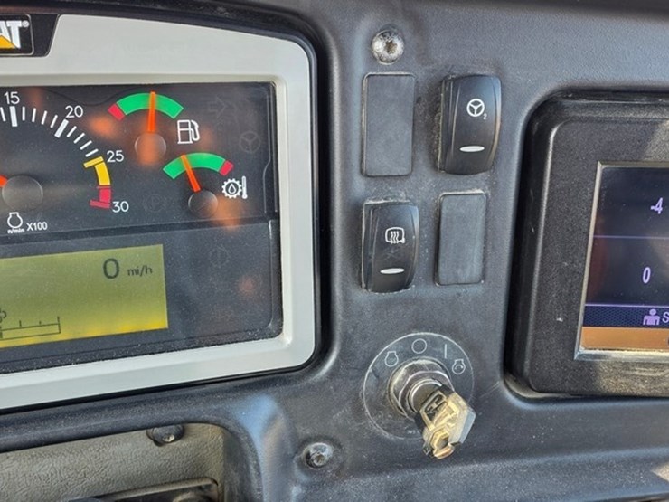 2014-caterpillar-740b-image-80