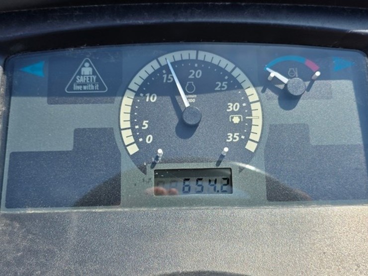 2014-john-deere-1025r-image-38