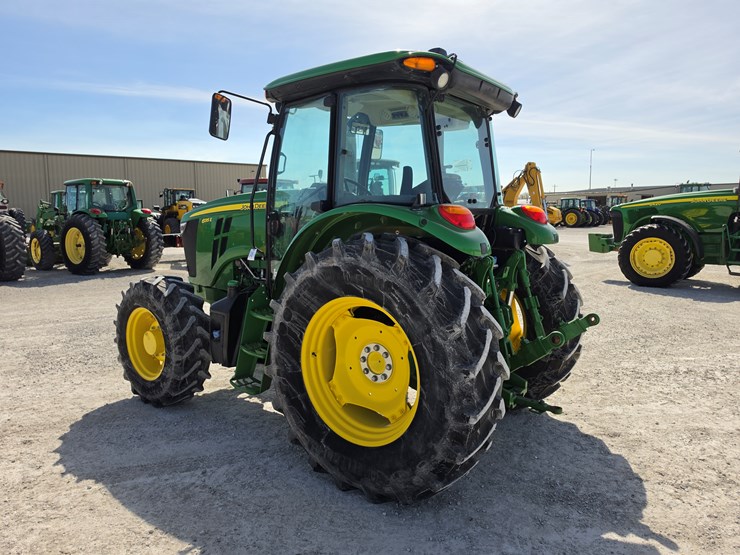 2022-john-deere-6135e-image-11