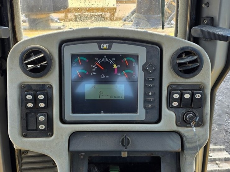 2012-caterpillar-d6t-xl-image-76