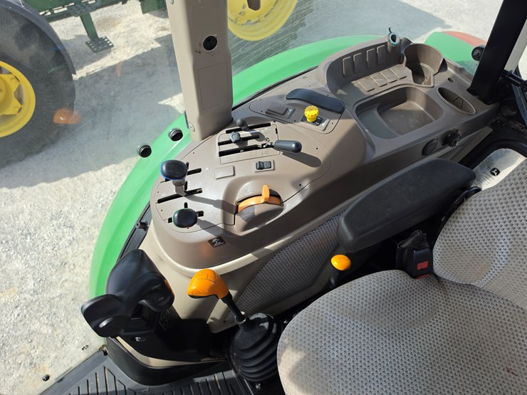 2016-john-deere-5100e-image-15