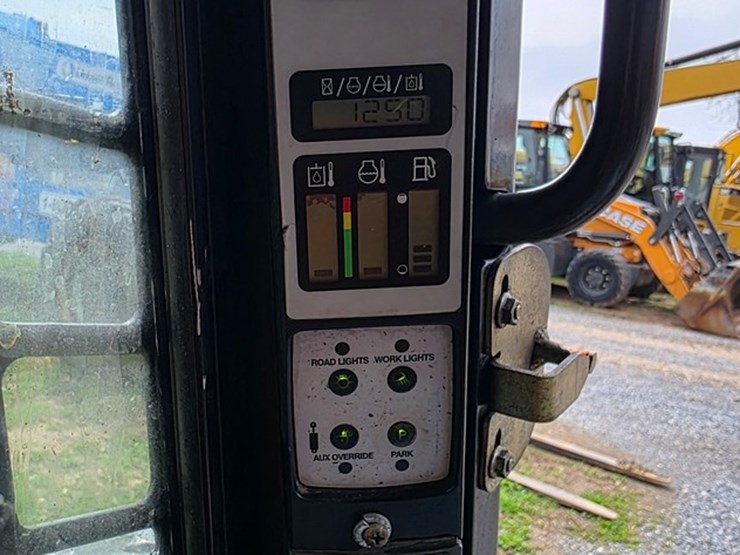 2010-new-holland-c185-image-58