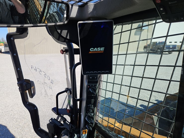 2024-case-tv450b-image-11