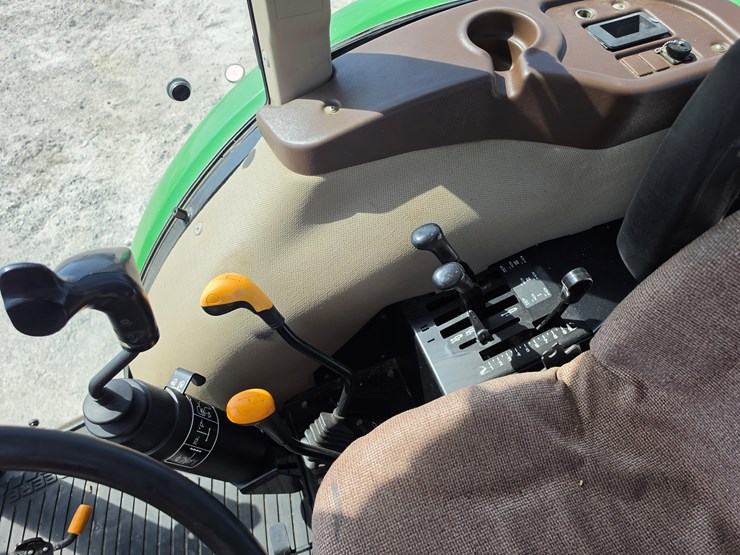 2009-john-deere-5101e-image-21