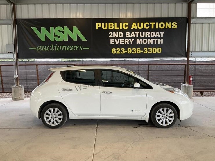 2015-nissan-leaf-s-hatchback-image-1