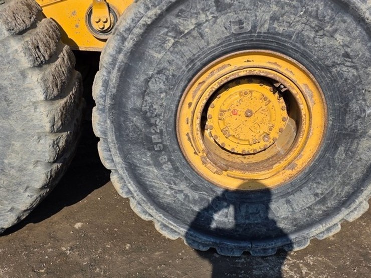 2014-caterpillar-740b-image-25