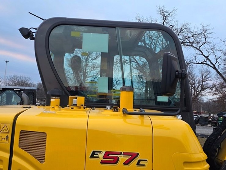 2020-new-holland-e57c-image-19