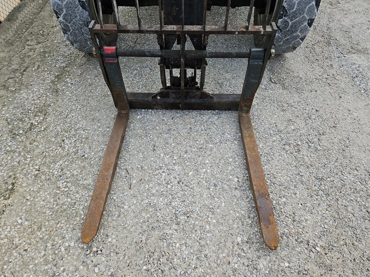 2016-jlg-8042-image-3