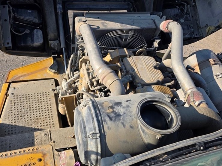 2014-caterpillar-740b-image-59