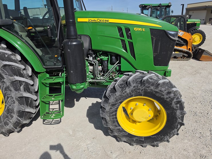 2022-john-deere-6135e-image-4