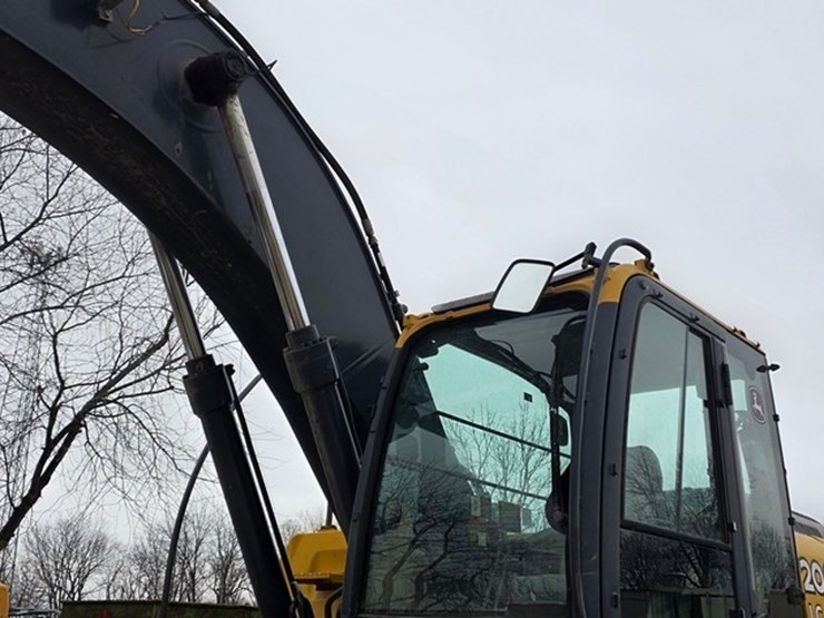 2012-deere-200d-lc-image-45