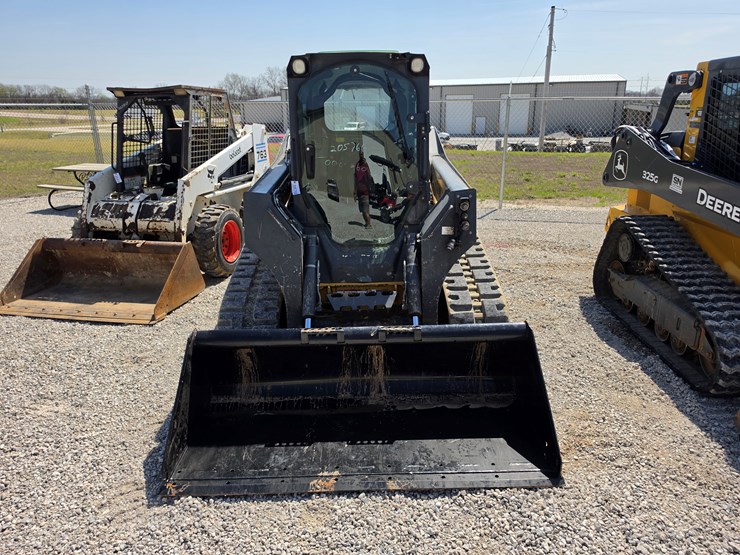 2015-deere-323e-image-2