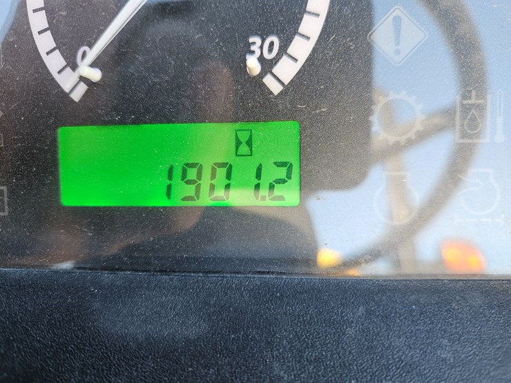 2018-john-deere-5075e-image-19