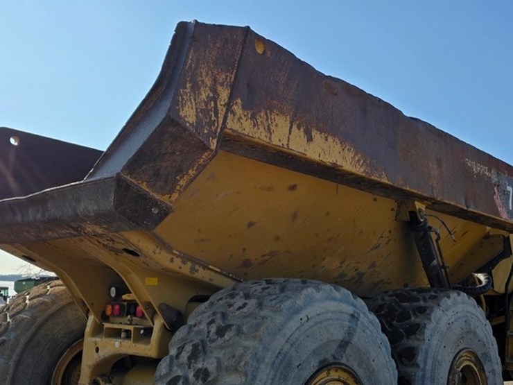 2014-caterpillar-740b-image-34