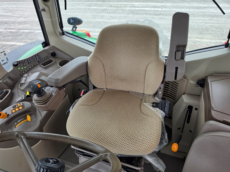 2023-john-deere-6155m-image-11