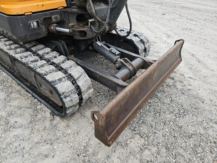 2022-case-cx57c-image-21