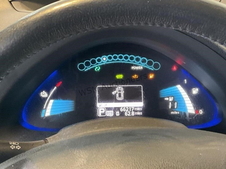 2015-nissan-leaf-s-hatchback-image-18