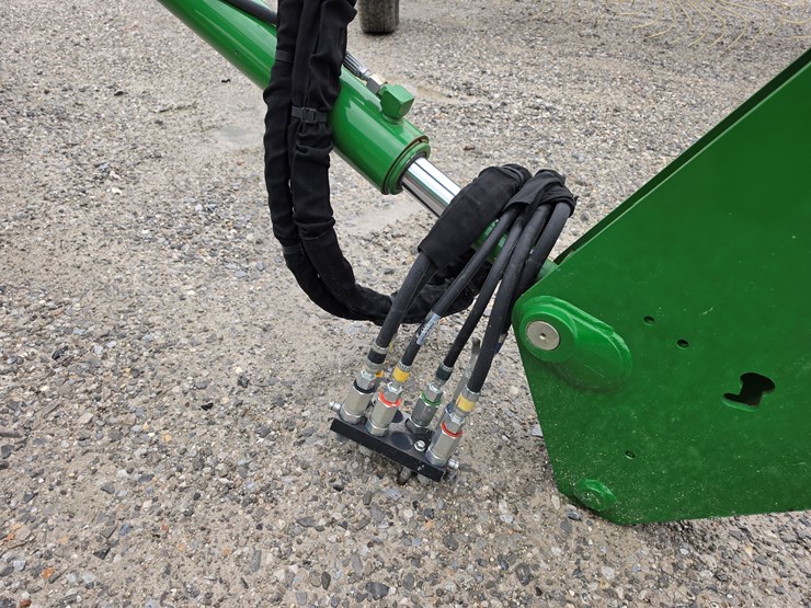 2021-john-deere-700m-image-9