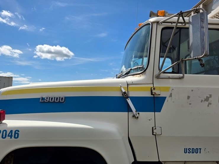 1991-ford-l9000-image-11