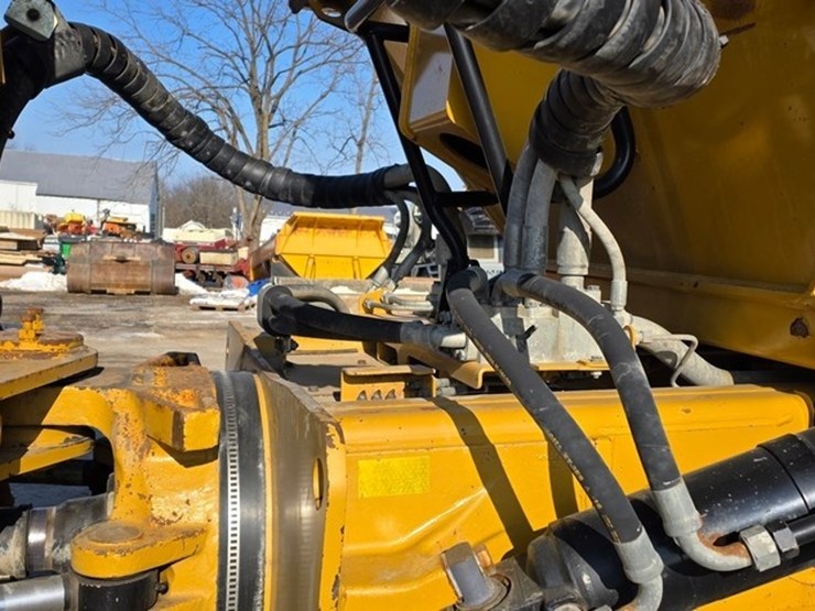 2014-caterpillar-740b-image-21