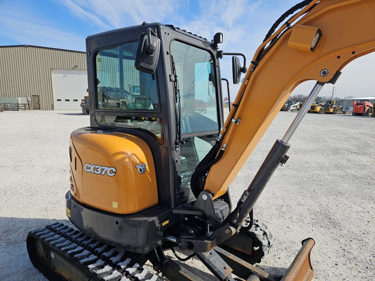 2019-case-cx37c-image-22