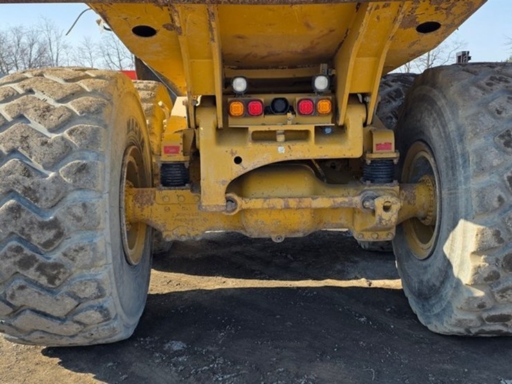 2014-caterpillar-740b-image-30