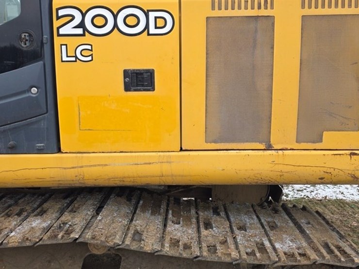 2012-deere-200d-lc-image-33