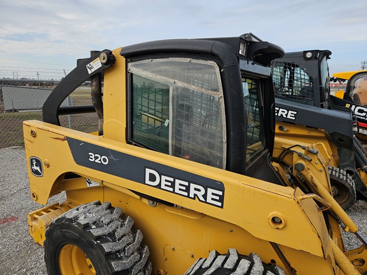 2006-deere-320-image-14