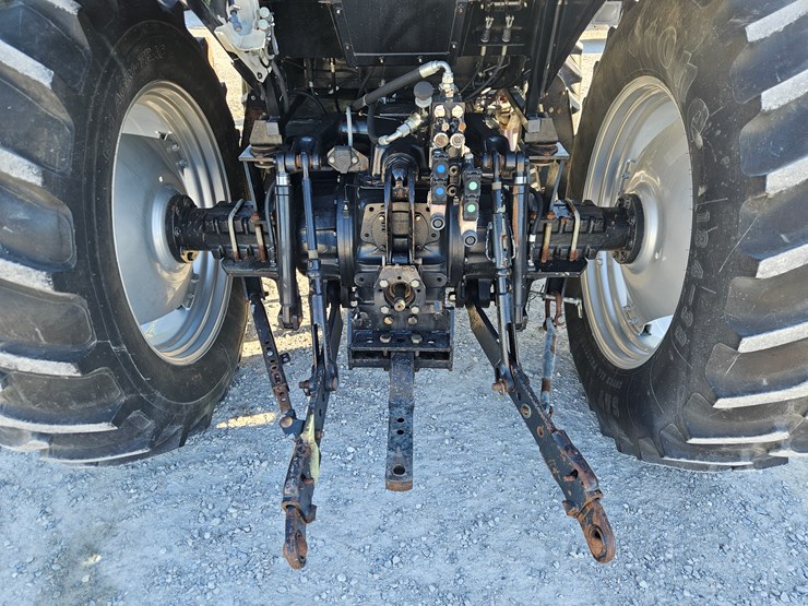 2012-case-ih-farmall-125a-image-12