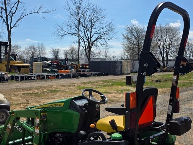 2014-john-deere-1025r-image-17