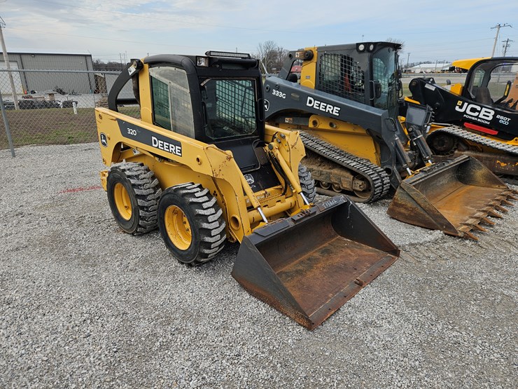 2006-deere-320-image-1