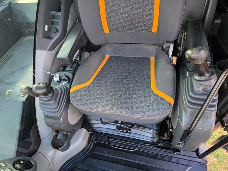 2021-case-cx80c-image-65