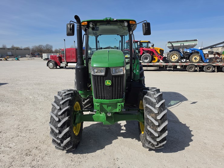 2022-john-deere-6135e-image-2