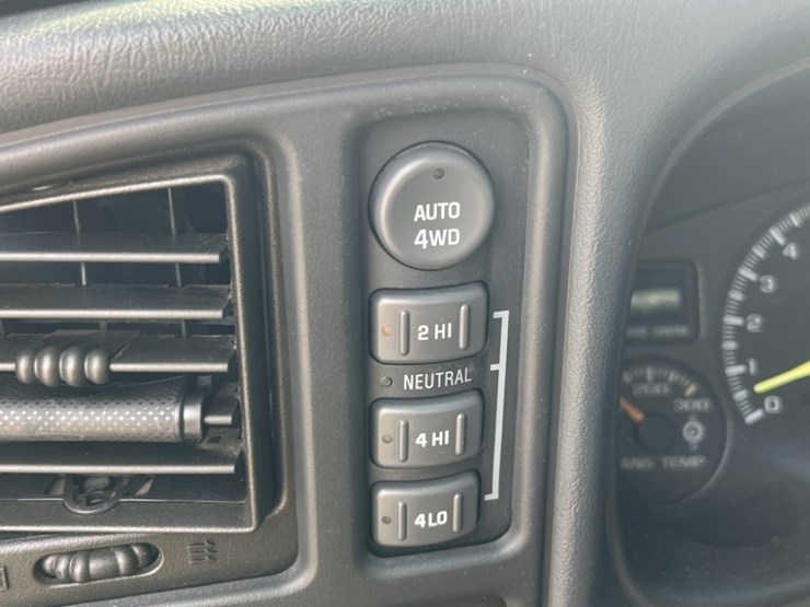 2001-chevrolet-suburban-image-28